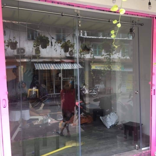 VÁCH NGĂN KÍNH CƯỜNG LỰC .
