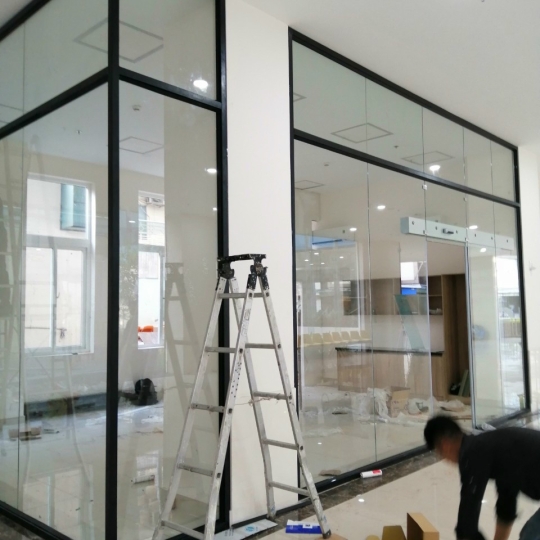 VÁCH NGĂN KÍNH CƯỜNG LỰC .