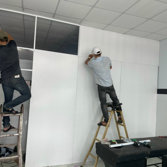 VÁCH NGĂN NHÔM KÍNH CHO PHÒNG NGỦ .