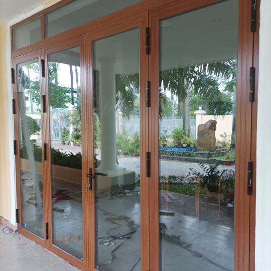 CỬA NHÔM XINGFA VÂN GỖ .
