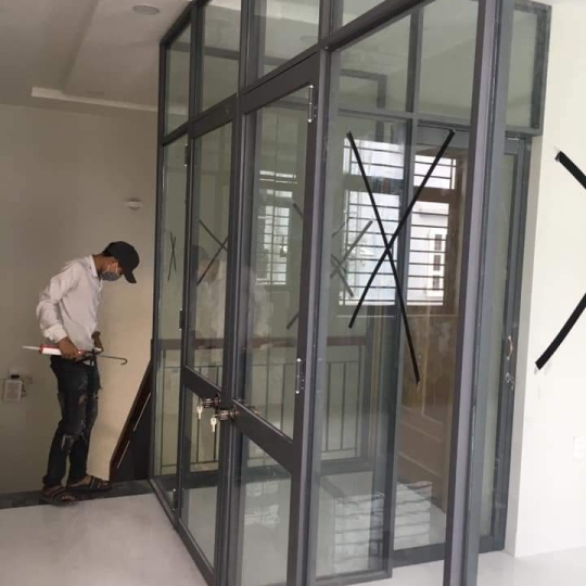 VÁCH NGĂN KÍNH CƯỜNG LỰC .