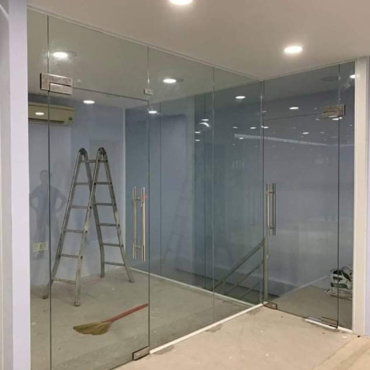 VÁCH NGĂN KÍNH CƯỜNG LỰC .