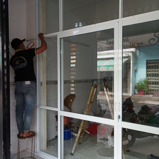 VÁCH NGĂN NHÔM KÍNH CHO CỬA HÀNG  -  BÁO GIÁ MỚI NHẤT NĂM 2024 .